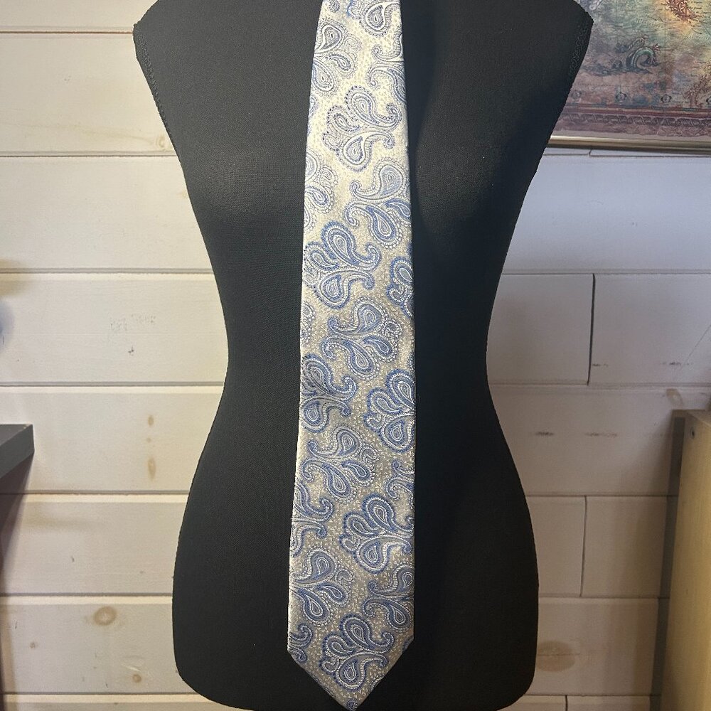 Light Blue & White Paisley Necktie – Classic Men’s Tie
